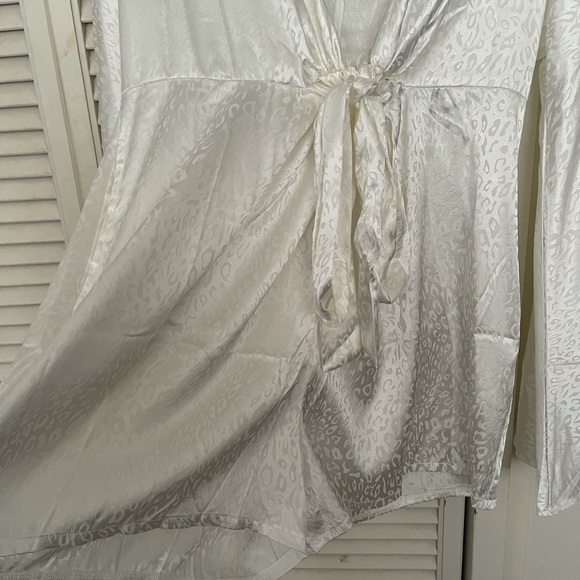 Pretty Little Thing  white leopard print romper - Picture 5 of 6